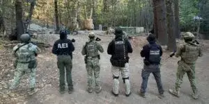 "Se encontró" a los agentes de EU en la sierra: Fiscal. Miente, eran CIA: Periodista