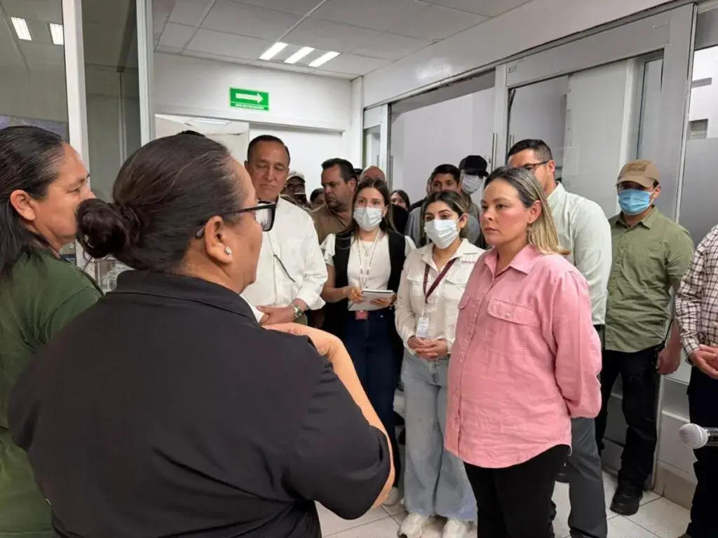 Gobernadora se acerca a familiares de víctimas de incendio en Los Mochis