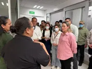 Gobernadora se acerca a familiares de víctimas de incendio en Los Mochis
