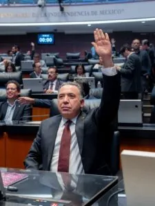 Inzunza reaparece en acto familiar y evita hablar con medios