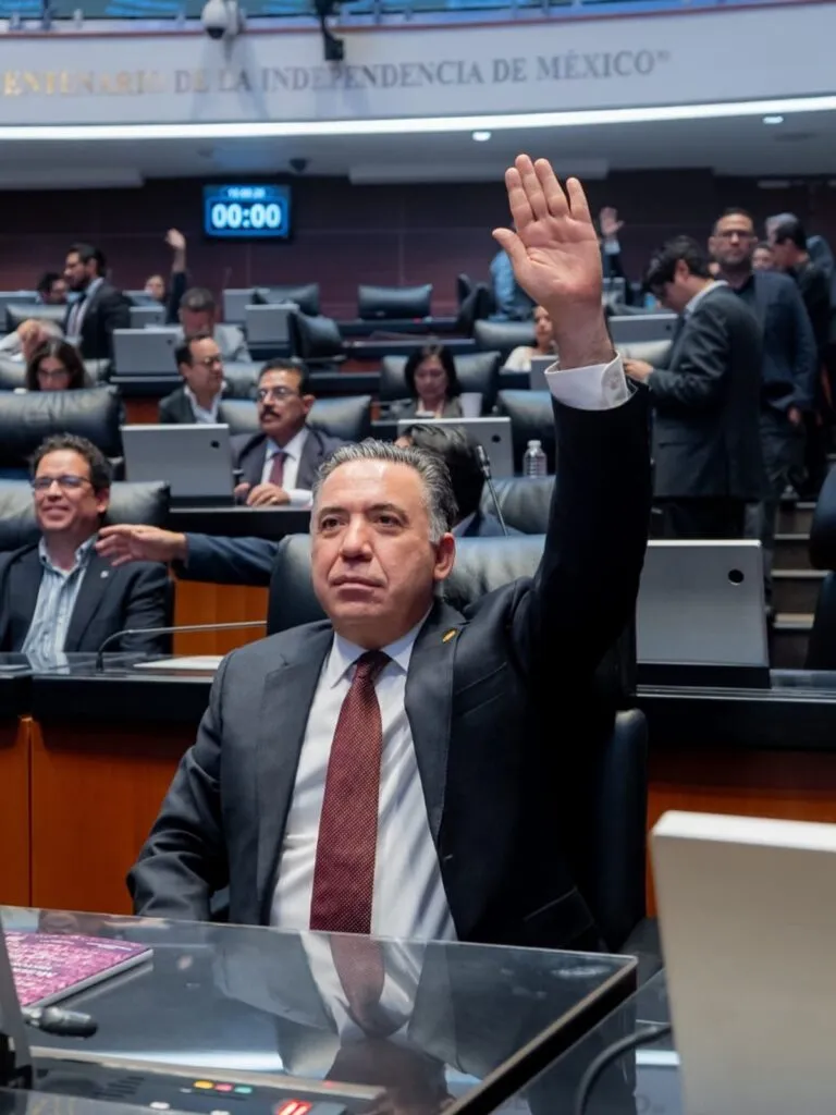 Inzunza reaparece en acto familiar y evita hablar con medios