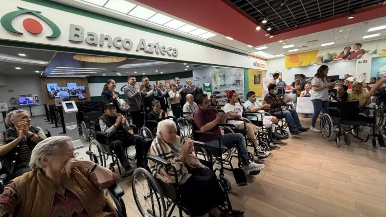 Banco Azteca devuelve autonomía a 200 familias en 2026