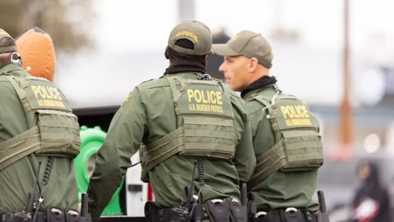 Detienen a mexicanos en Texas por posesión de armas; los ligan al Cártel de Sinaloa