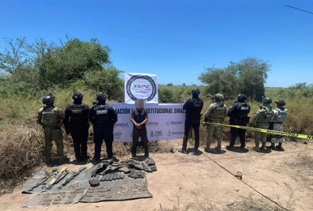 Detienen a tres civiles que portaban armas largas tipo AK-47