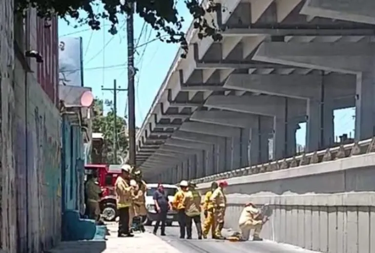 Encuentran cuerpo de mujer desaparecida atrapado en estructura de un puente en Tijuana