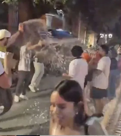 Mexicanos rocían con espuma a holandeses que reaccionan furiosos y se desata pelea en Monterrey