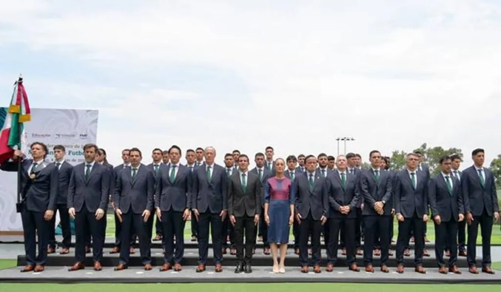 Presidenta abandera a la Selección Nacional de México