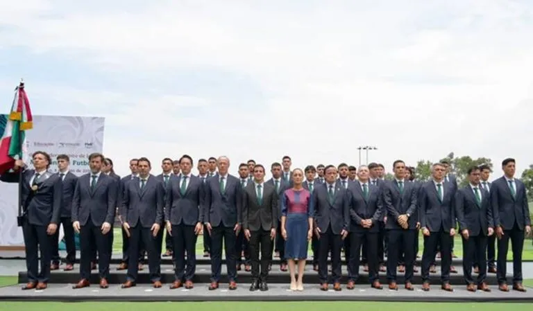 Presidenta abandera a la Selección Nacional de México