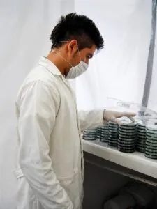 Adrián González estudia el mundo de las bacterias acuáticas para anticipar riesgos ambientales y acuícolas
