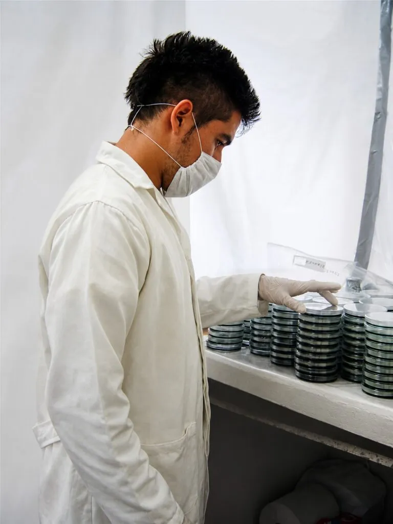 Adrián González estudia el mundo de las bacterias acuáticas para anticipar riesgos ambientales y acuícolas