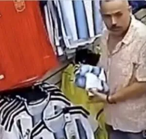 Exhiben en redes a hombre robando playera de Argentina; pero vuelve para pagar y disculparse