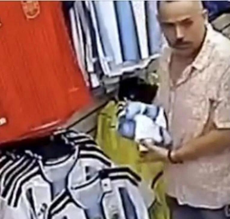 Exhiben en redes a hombre robando playera de Argentina; pero vuelve para pagar y disculparse