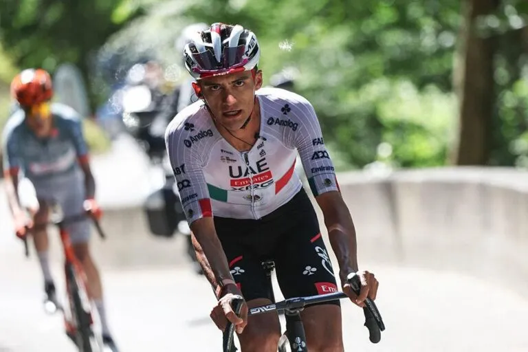 Isaac del Toro mantiene el podio tras finalizar séptimo en etapa 19