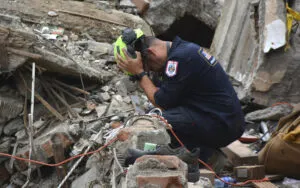 Dos historias milagrosas tras los devastadores terremotos en Venezuela y Colombia