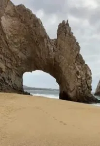 Franja de arena vuelve a emerger bajo el Arco de Cabo San Lucas