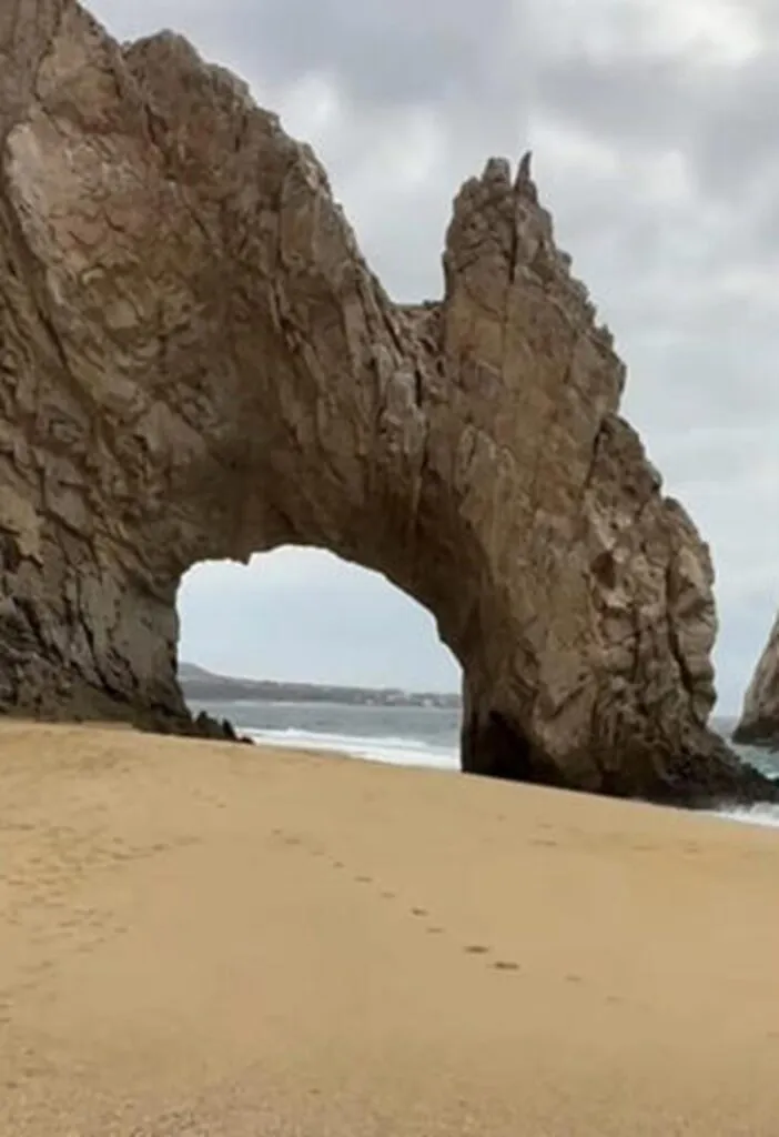 Franja de arena vuelve a emerger bajo el Arco de Cabo San Lucas