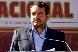 Andrés Manuel cuestiona a gobierno de EU por retiro de su visa.