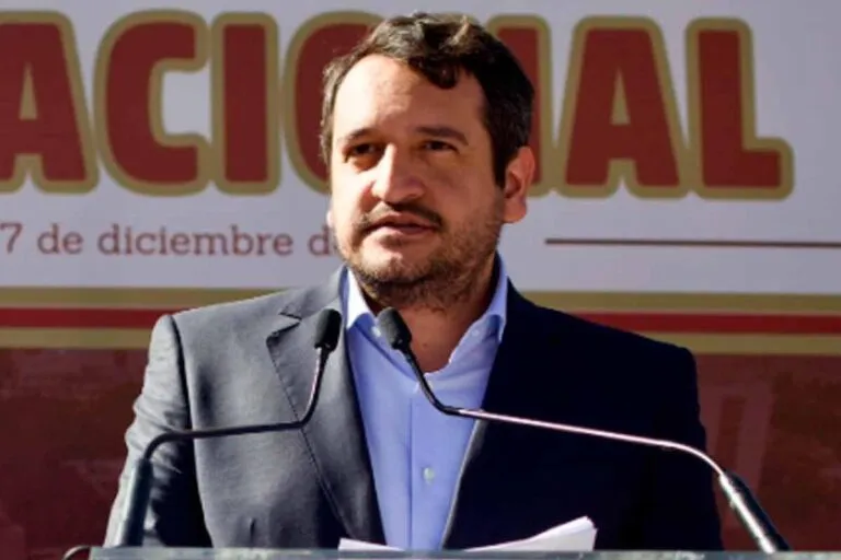 Andrés Manuel cuestiona a gobierno de EU por retiro de su visa.