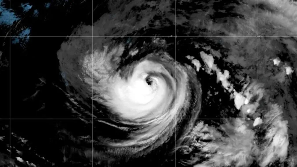 "Karina" se intensifica a huracán categoría 3 en el océano Pacífico