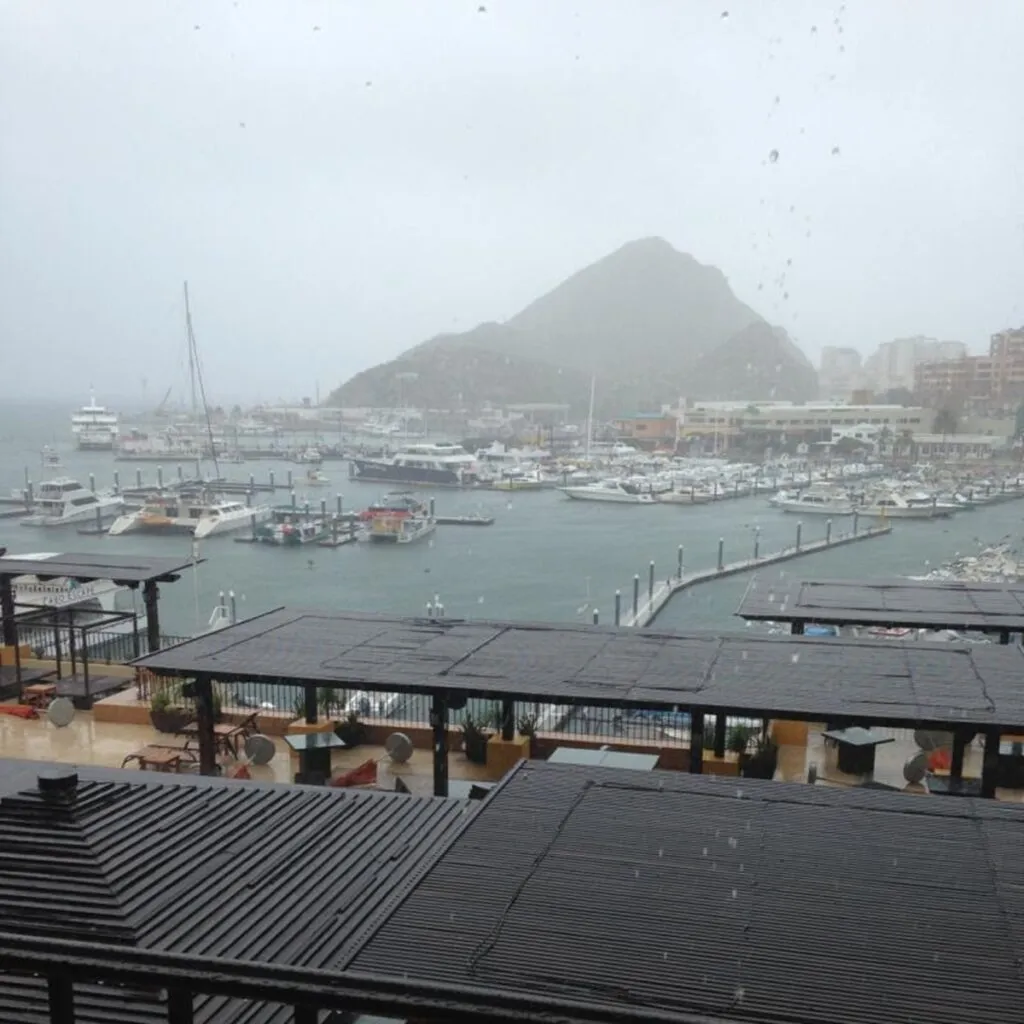 Lluvias cierran puertos en Baja California Sur y activan alerta