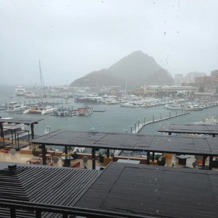 Lluvias cierran puertos en Baja California Sur y activan alerta