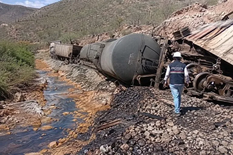 Profepa exige remediación por derrame químico tras accidente ferroviario en Sonora