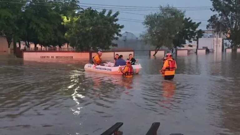Rescatan a 15 personas atrapadas por lluvias en Culiacán