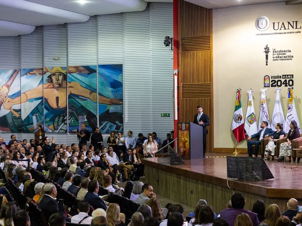 Samuel García llamó a establecer límites sobre uso de celulares y redes sociales en menores de edad