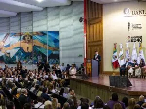 Samuel García llamó a establecer límites sobre uso de celulares y redes sociales en menores de edad