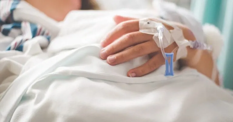 Trasladan a mujer atacada por su expareja al hospital naval en Sinaloa.