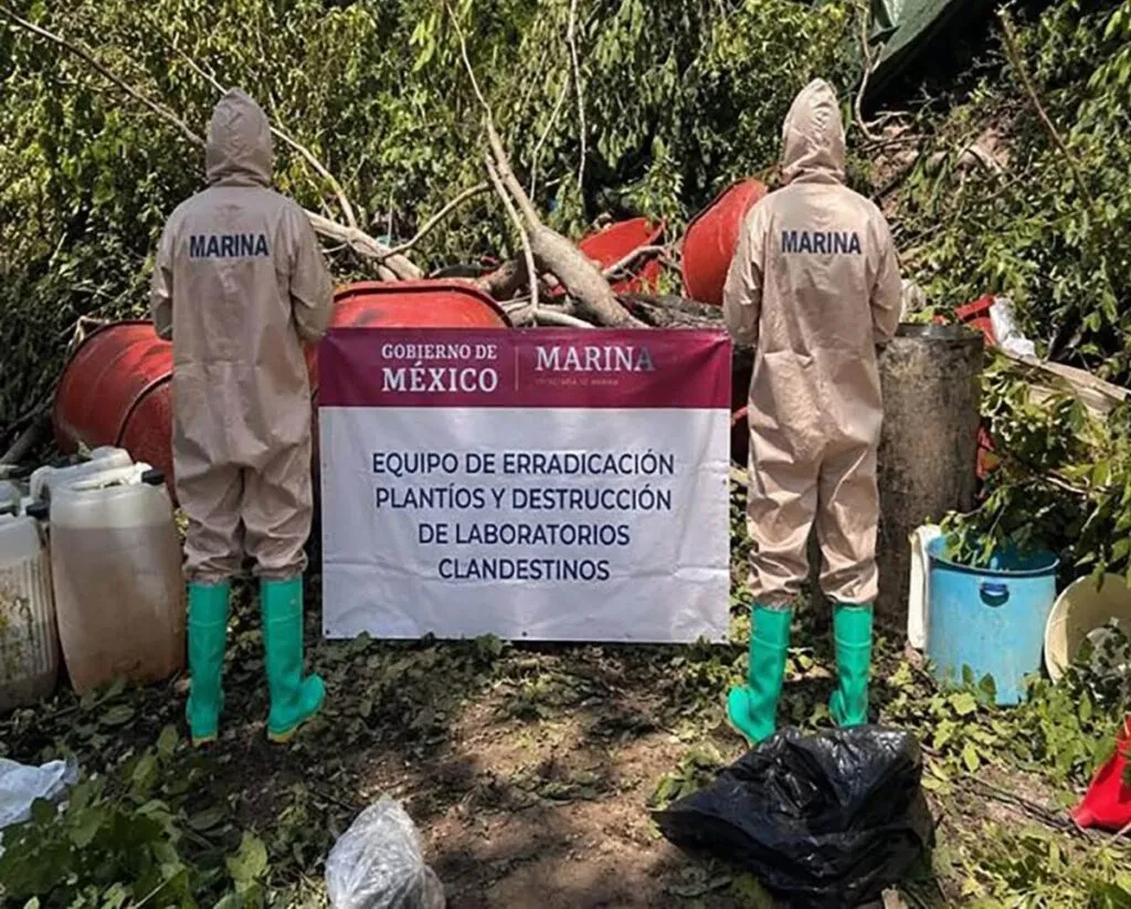 Aseguran laboratorio clandestino, armamento y a ocho personas en operativos