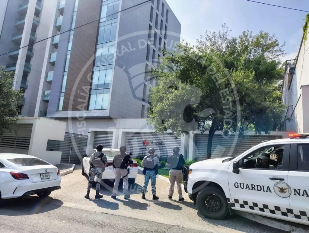 Cateo en San Pedro asegura nueve autos de lujo, un arma y joyería