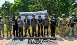Detienen a ocho personas descubiertas con armamento en Sinaloa