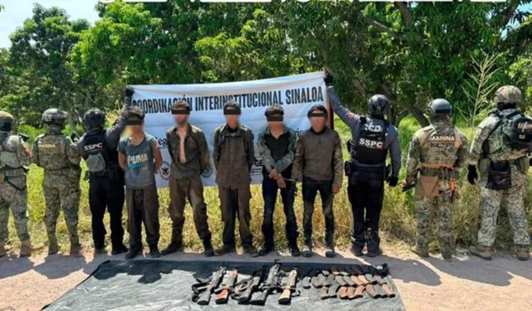 Detienen a ocho personas descubiertas con armamento en Sinaloa