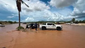 Lluvias intensas en Los Cabos dejan vehículos atrapados en arroyos