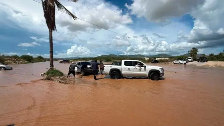 Lluvias intensas en Los Cabos dejan vehículos atrapados en arroyos
