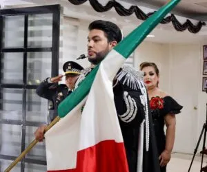 Richard Millán, alcalde de Elota, usa traje con capa para dar “el grito”