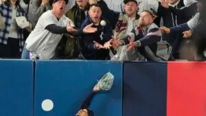 Aficionado de Yankees 'roba' jonrón del empate a su equipo; la policía lo sacó del estadio y Nueva York fue eliminado