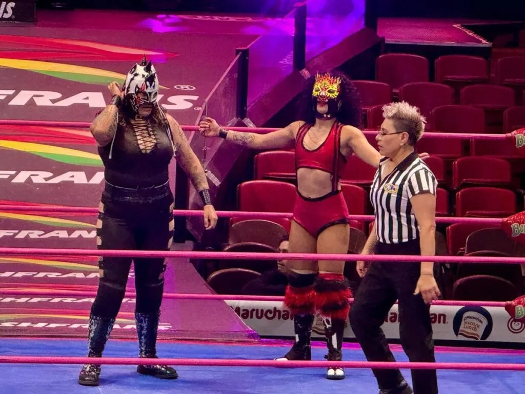 Banco Azteca y Mujeres en Lucha llenan la Arena México