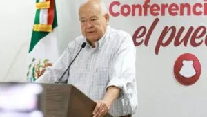 Gobernador de Baja California Sur se quiebra al defender a su hija por señalamientos sobre su salario en el IMSS