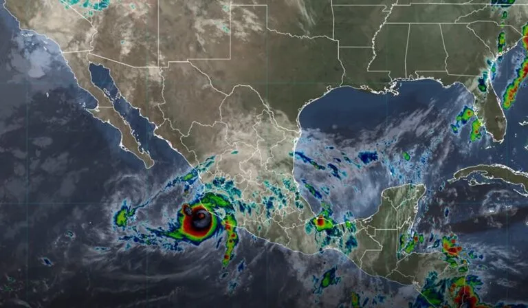 Huracán Simón cambia trayectoria y prevén impacte Sinaloa