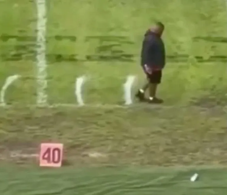 Pintan a mano líneas de campo de futbol americano universitario