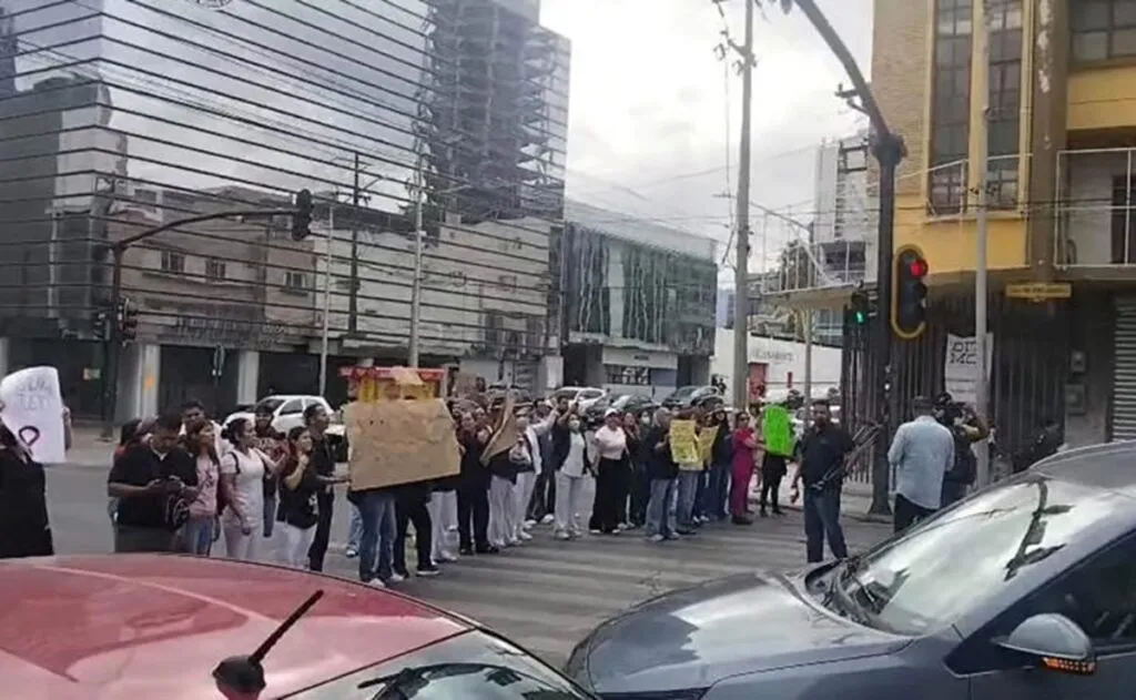 Trabajadores del IMSS protestan en Monterrey por insuficiencias en servicios